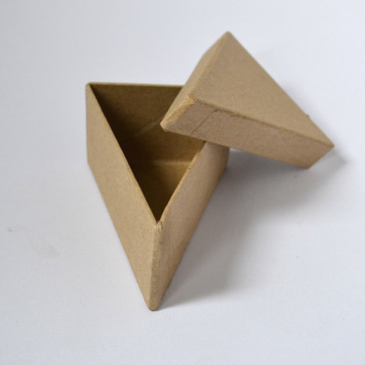 Cutie carton Triunghiulara / A